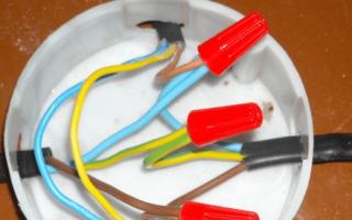 How to wire a socket from a junction box How to properly connect the wires in a junction box