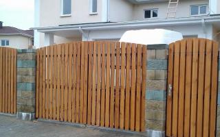 Fence and gates with a wicket made of corrugated sheets: step-by-step instructions for do-it-yourself installation
