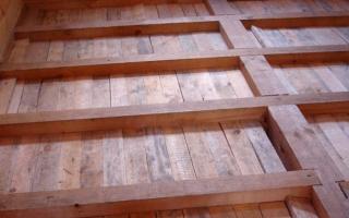 Kuidas puitmajas põrandat panna: õige valik
