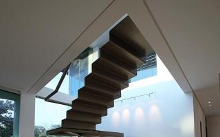 DIY-Treppe zum zweiten Stock. Holzstufen bauen